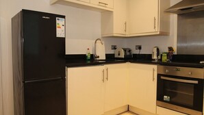 Luxury 2-Bedroom Apartment | Private kitchen | Fridge, microwave, oven, stovetop - The Coulsdon Apartment (Coulsdon)