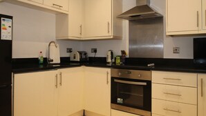 Luxury 2-Bedroom Apartment | Private kitchen | Fridge, microwave, oven, stovetop - The Coulsdon Apartment (Coulsdon)
