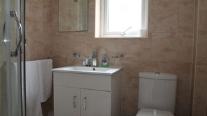 Luxury 2-Bedroom Apartment | Bathroom | Combined shower/bathtub, free toiletries, hair dryer, towels - The Coulsdon Apartment (Coulsdon)
