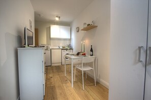 Living area - R2 Medium Studio (London)