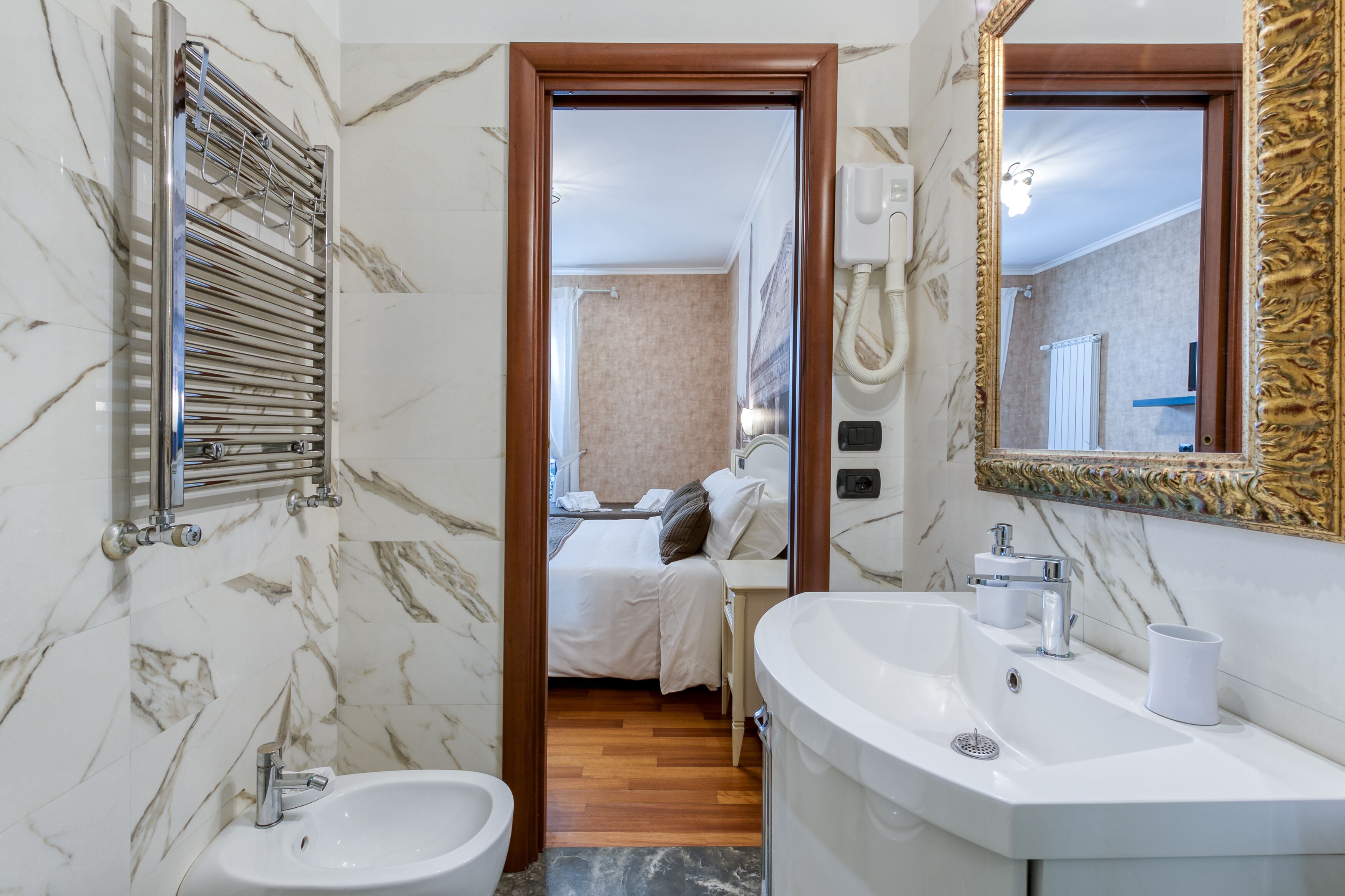 Ducha, artículos de higiene personal gratuitos, secador de pelo y bidé