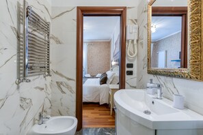 Een douche, gratis toiletartikelen, een haardroger, een bidet