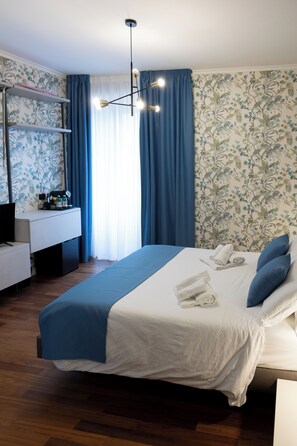 Luxe kamer | Donsdekens, een kluis op de kamer, individueel gedecoreerd, een bureau