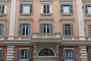 Vista frontal de la propiedad