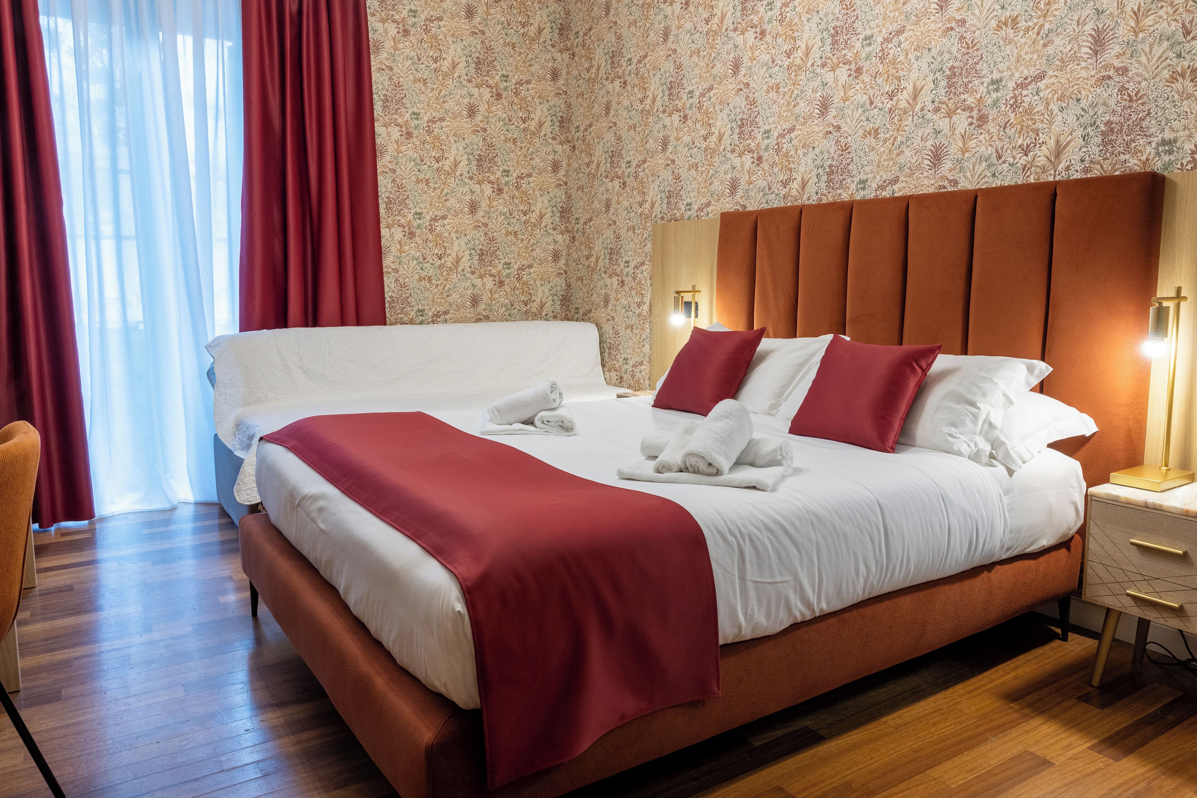 Habitación Deluxe, varias camas | Edredones de plumas, caja fuerte, decoración individual y escritorio