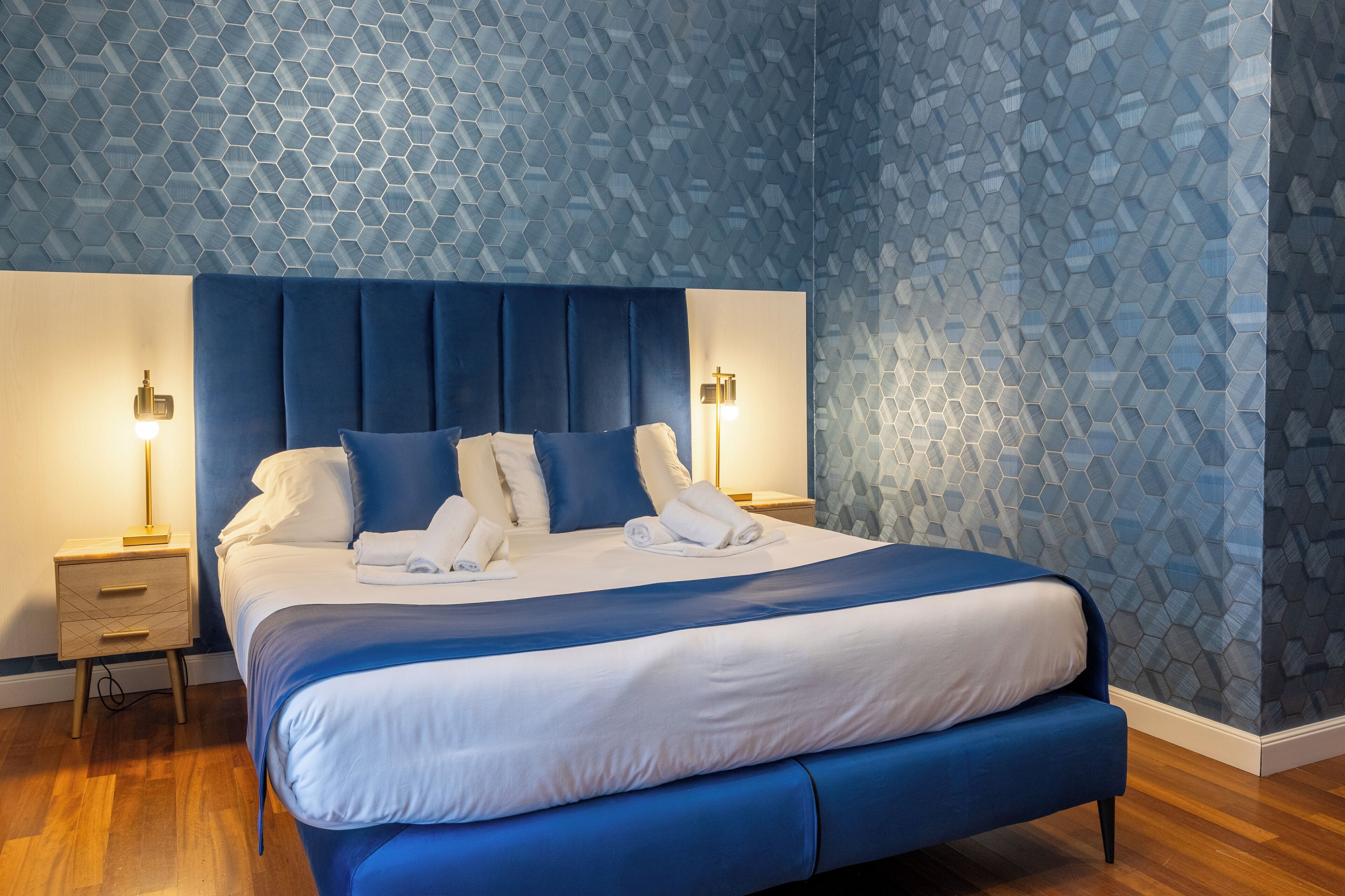 Quarto luxo, várias camas | Edredons de pluma, cofres nos quartos, individualmente decorados