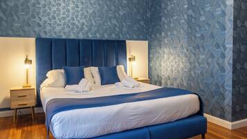 Quarto luxo, várias camas | Edredons de pluma, cofres nos quartos, individualmente decorados