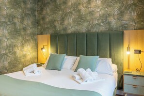 Klassieke kamer | Donsdekens, een kluis op de kamer, individueel gedecoreerd, een bureau