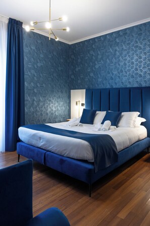 Habitación Deluxe, varias camas | Edredón, caja de seguridad en la habitación y decoración personalizada 