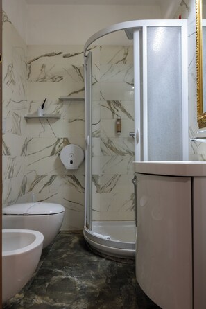 Premium Studio Suite | Bathroom | Shower, free toiletries, hair dryer, bidet