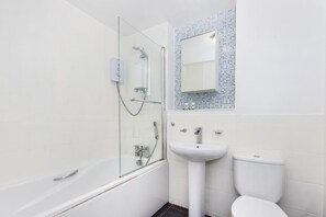 Luxury 2-Bedroom Apartment | Bathroom | Combined shower/tub, free toiletries, hair dryer, towels