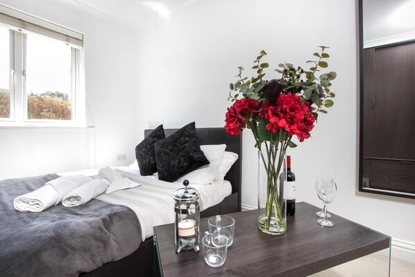 Iron/ironing board, free WiFi, bed sheets - Old School Apartment (Croydon)