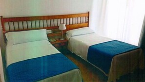 In-room safe, free cots/infant beds, free WiFi - Hotel Plaça Vella (Sant Carles de la Rapita)