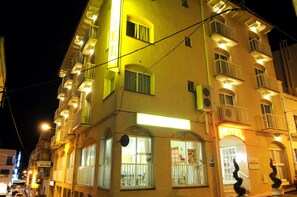 Front of property – evening/night - Hotel Plaça Vella (Sant Carles de la Rapita)