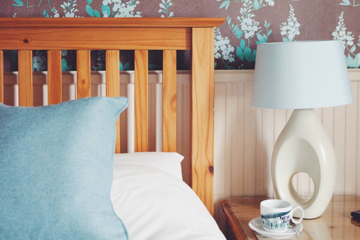 Habitación doble estándar, 1 cama matrimonial, para no fumadores | Wifi gratis y ropa de cama