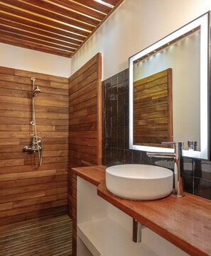 Combined shower/bathtub, hair dryer, towels, soap - Spacious waterfront villa in the isolella with private beach and pontoon (Pietrosella)