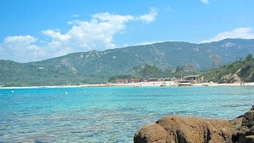 Plage, chaises longues, serviettes de plage