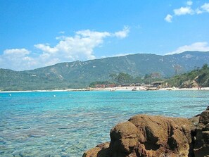 Plage, chaises longues, serviettes de plage