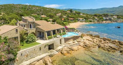Espaciosa villa frente al mar en la isolella con playa privada y pontón