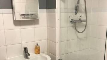 Luxury Apartment | Bathroom | Combined shower/bathtub, free toiletries, hair dryer, towels