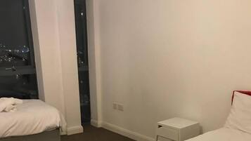 Luxury Apartment | Iron/ironing board, free WiFi, bed sheets