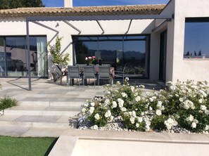 Outdoor dining - Superb contemporary villa with private pool (Saint-Rémy-de-Provence)