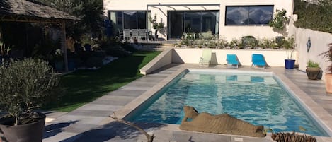 Una piscina al aire libre