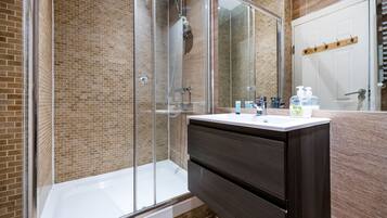Studio Apartment | Bathroom | Combined shower/bathtub, free toiletries, hair dryer, towels
