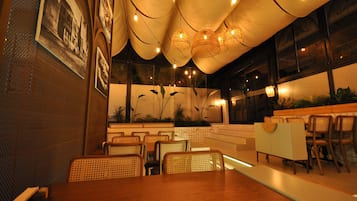 Breakfast, lunch, dinner served; international cuisine