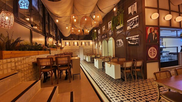 Breakfast, lunch and dinner served - Mic Royal Hotel (Konyaalti)