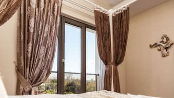 Habitación Deluxe | Minibar, caja de seguridad en la habitación y escritorio