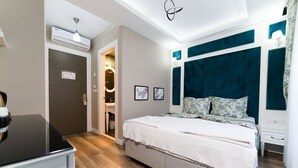 Rom – standard | Minibar, safe på rommet, skrivebord og lydisolert