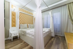 Family Room | Minibar, in-room safe, desk, soundproofing - Mic Royal Hotel (Konyaalti)