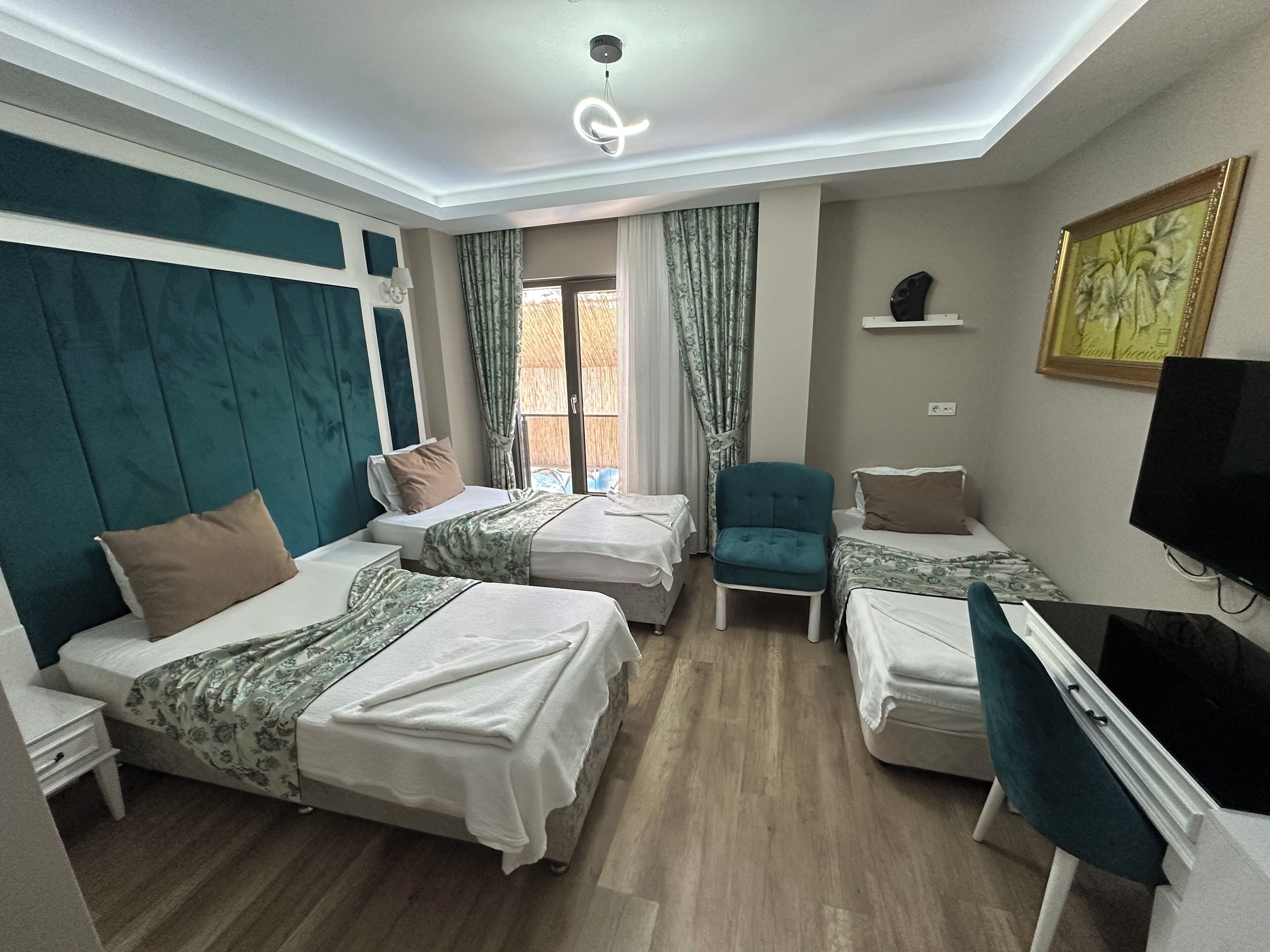 Kolmen hengen huone | Minibaari, tallelokero huoneessa, työpöytä, äänieristys