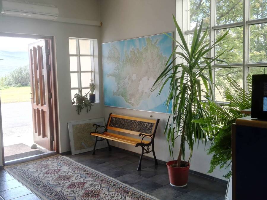 Een kamer met een bank, een kaart en een televisie.