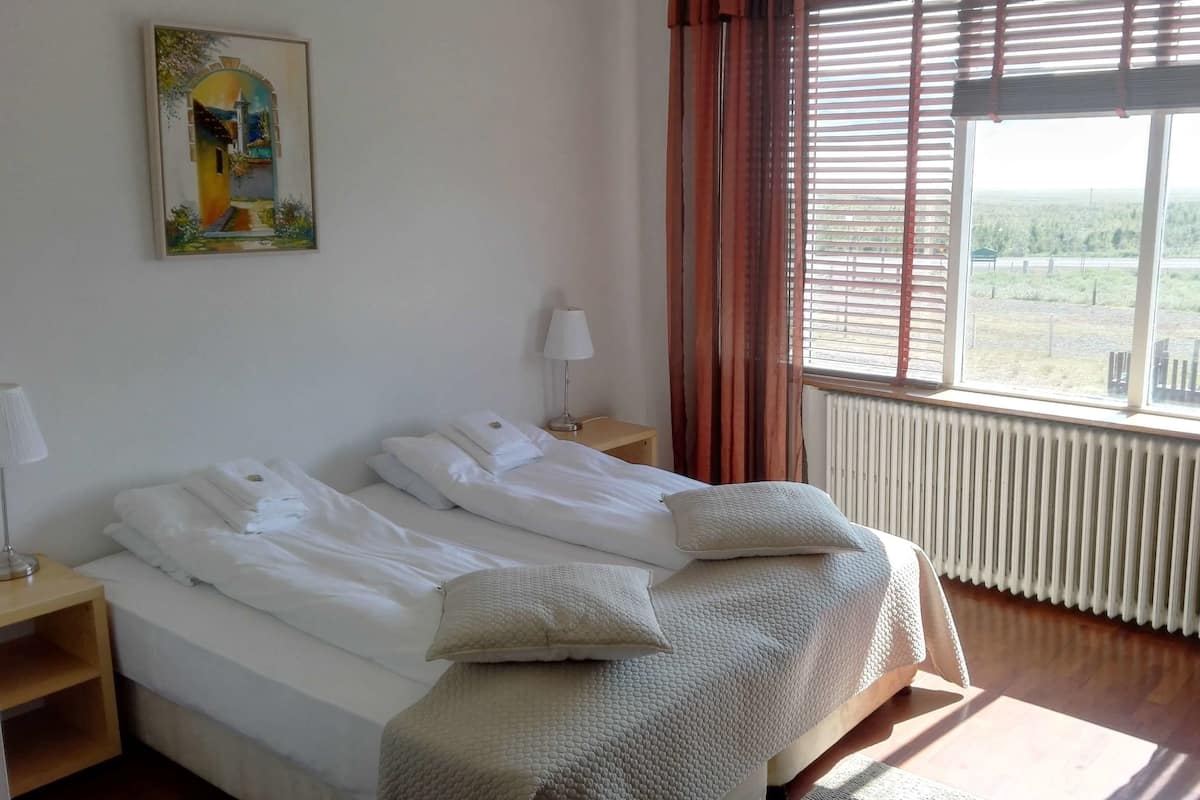 Verduisterende gordijnen, gratis babybedden, gratis wifi, beddengoed