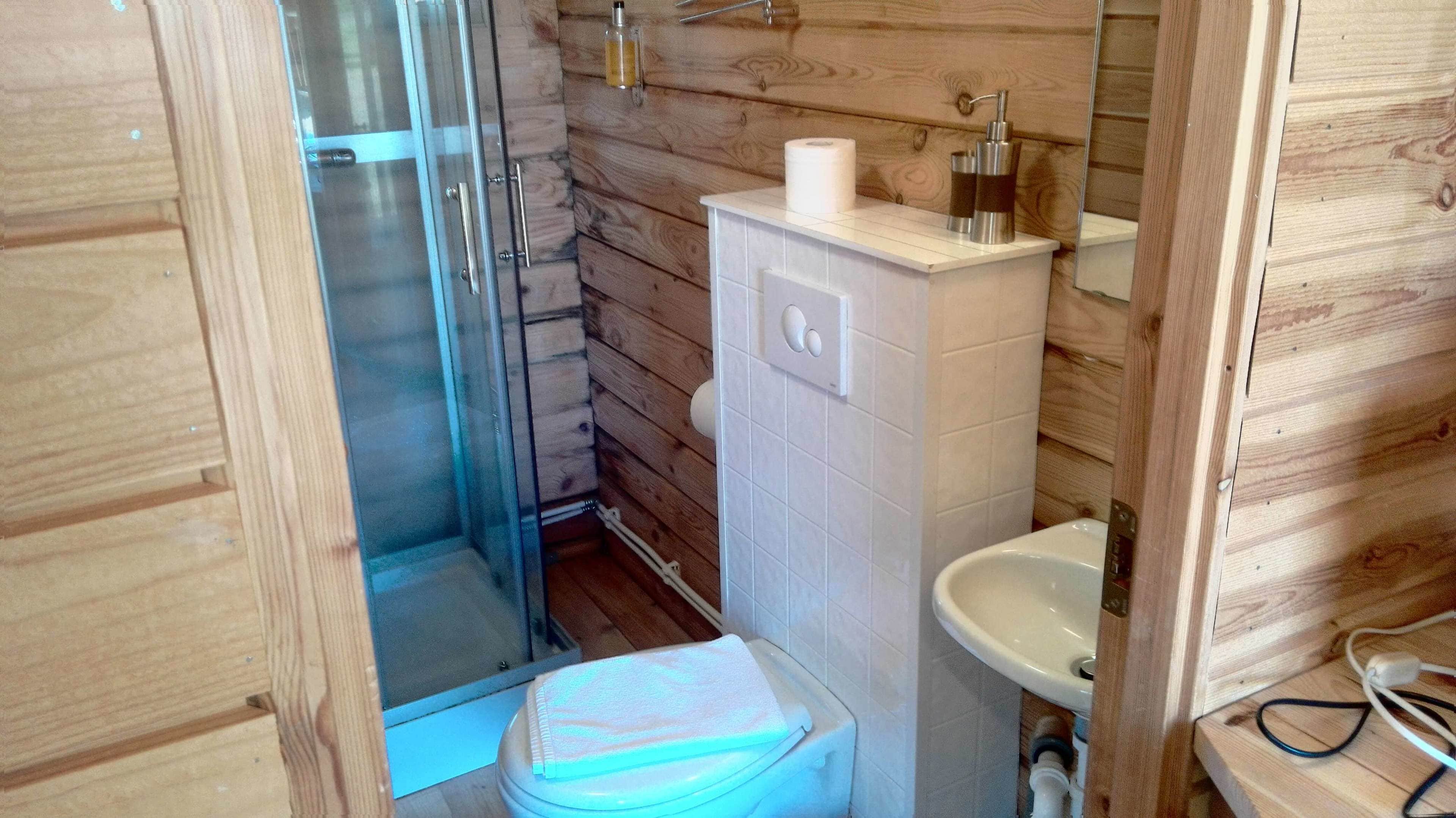 chalet, 1 bedroom | bathroom | shower, free toiletries, hair dryer, towels
