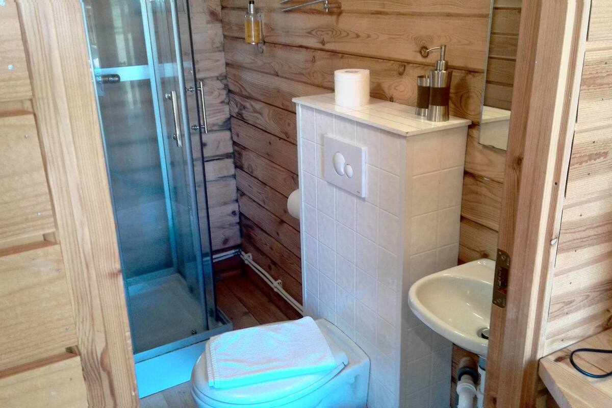 chalet, 1 bedroom | bathroom | shower, free toiletries, hair dryer, towels