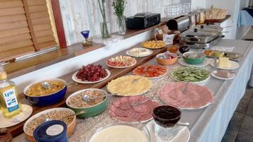 Frokostbuffé hver dag (EUR 25 per person)