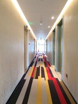 Een bureau, een laptopwerkplek, verduisterende gordijnen, gratis wifi