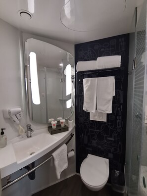 Shower, rainfall showerhead, free toiletries, hair dryer - Ibis Xi'an Jianzhang Road Fengdong New Area Hotel (Xi'an)