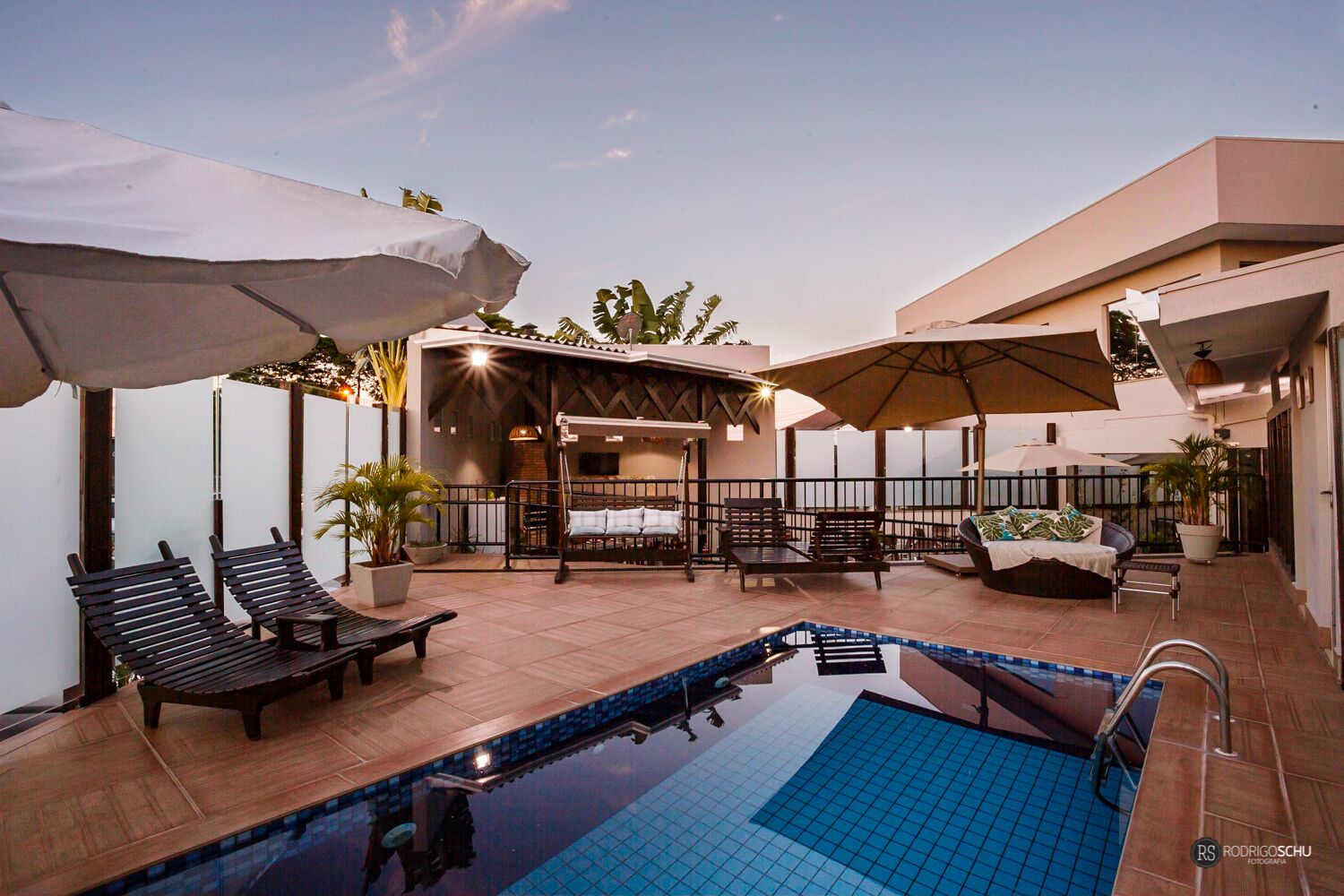 Piscina externa, funciona das 10h às 22h, espreguiçadeiras