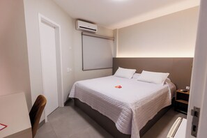 Quarto casal executivo, para não fumantes | Frigobar, escrivaninha, cortinas blackout, Wi-Fi de cortesia