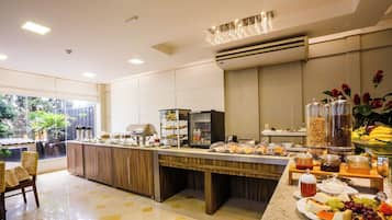 Free daily buffet breakfast