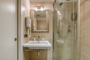 Ducha, artículos de higiene personal gratuitos, secador de pelo y bidé