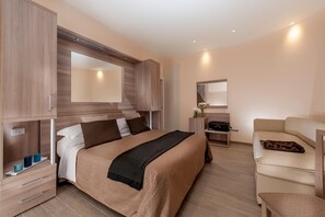 Zimmersafe, individuell dekoriert, Schreibtisch