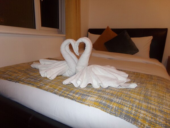 Luxury Apartment | Iron/ironing board, free wired internet, bed sheets - The Rushmore Apartment (South Croydon)