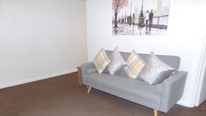 Luxury Apartment | Living area - The Rushmore Apartment (South Croydon)