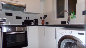 Luxury Apartment | Private kitchen - The Rushmore Apartment (South Croydon)