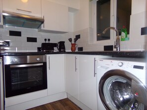 Luxury Apartment | Private kitchen | Fridge, oven, stovetop, electric kettle - The Rushmore Apartment (South Croydon)